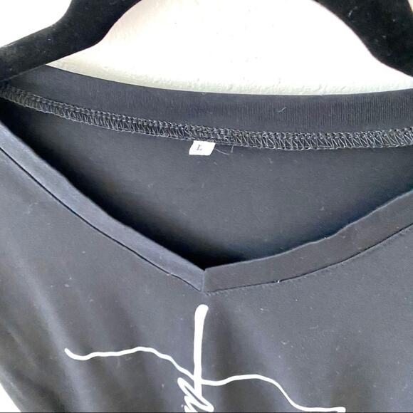 Faith Script V-Neck Graphic Tee Size Large - Picture 3 of 6